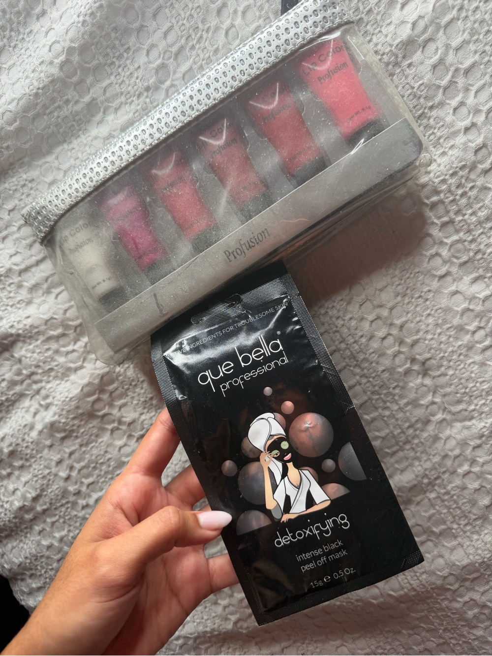 Que Bella Professional Detoxifying Peel-Off Mask – Black + 5 lipglosses